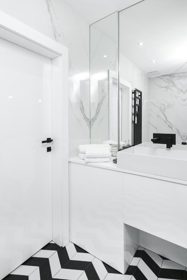 Luxury Apartments Mennica Residence - Golden Apartments - City Center Варшава Екстер'єр фото
