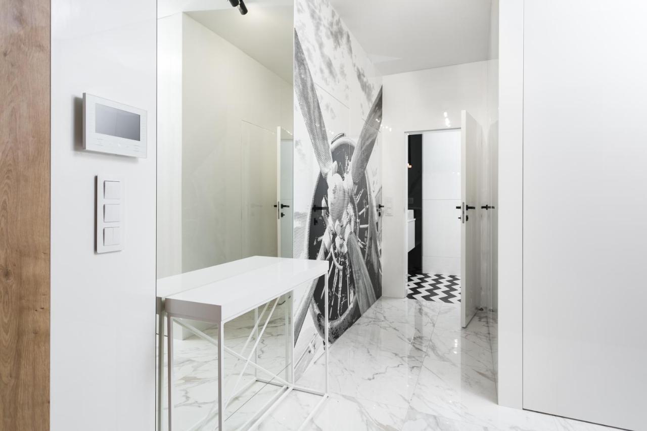 Luxury Apartments Mennica Residence - Golden Apartments - City Center Варшава Екстер'єр фото
