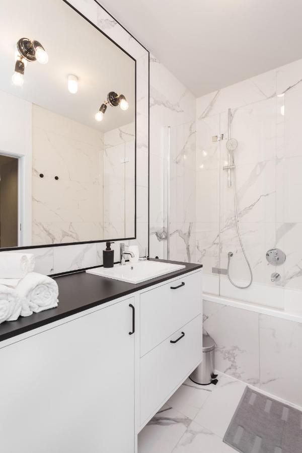 Luxury Apartments Mennica Residence - Golden Apartments - City Center Варшава Екстер'єр фото