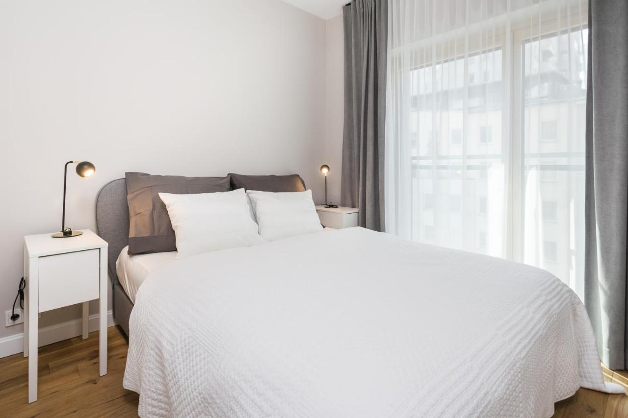 Luxury Apartments Mennica Residence - Golden Apartments - City Center Варшава Екстер'єр фото