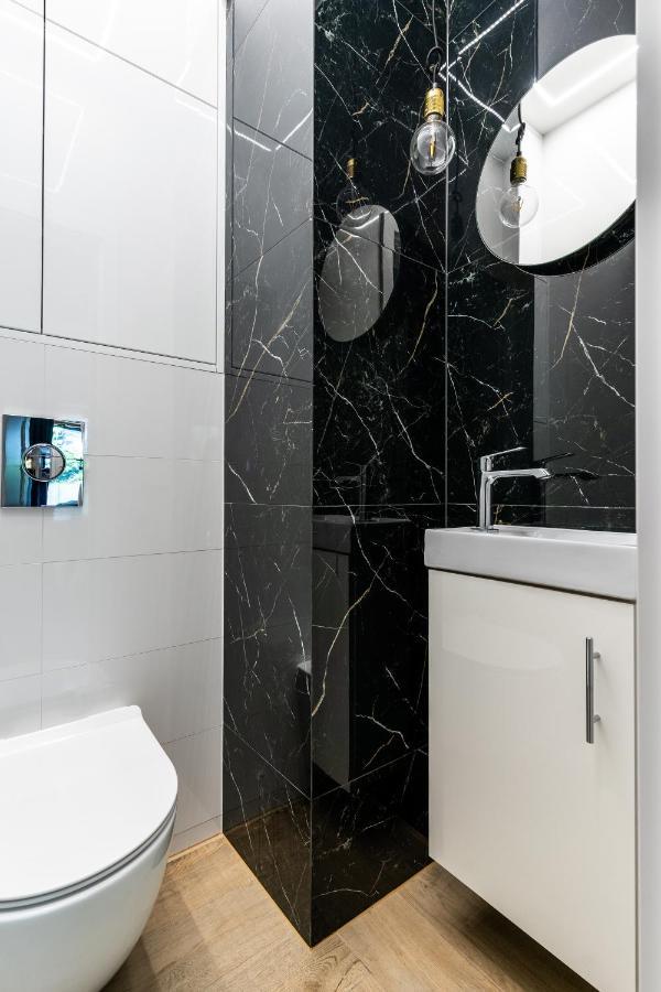 Luxury Apartments Mennica Residence - Golden Apartments - City Center Варшава Екстер'єр фото
